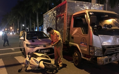 Đà Nẵng: Xe tải “điên” tông 2 ôtô, 1 xe máy đang dừng đèn đỏ
