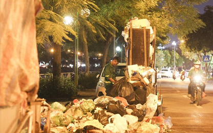Hà Nội: Dân chặn xe vào bãi rác Nam Sơn, nội thành ngổn ngang rác