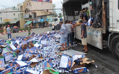 Người dân Mỹ Tho giúp tài xế gom hàng trăm thùng bia đổ ra đường