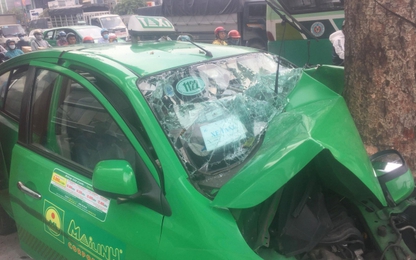 Taxi tông mạnh vào gốc cây xanh ở Sài Gòn khiến 2 người nhập viện