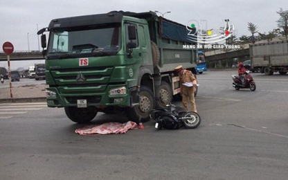 Hà Nội: Xe máy va chạm ôtô, cháu bé 2 tuổi tử vong thương tâm