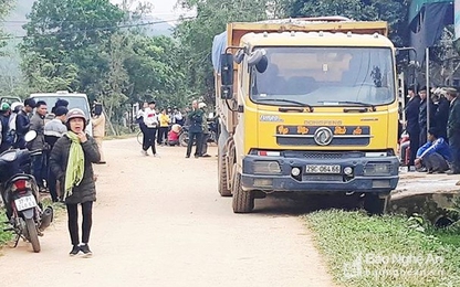 Nghệ An: Cháu bé 3 tuổi tử vong thương tâm dưới bánh xe tải