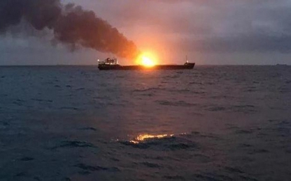 Hai tàu biển bốc cháy khi truyền nhiên liệu, ít nhất 11 người thiệt mạng