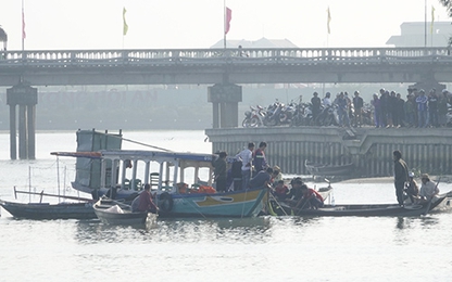 Xe bốn chỗ lao xuống sông ở Quảng Nam, 3 người chết