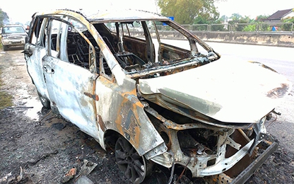 Dân đập cửa xe cứu ba người thoát khỏi ôtô bốc cháy