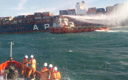 Tàu hàng container Singapore cháy trên biển Phú Yên