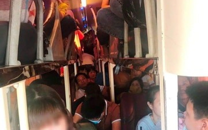 CSGT Thanh Hóa bắt giữ xe khách 40 chỗ “nhồi” 62 người trên QL 1A