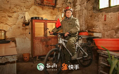 Đợi vợ con say ngủ, lão nông 73 tuổi đạp xe khắp thế giới