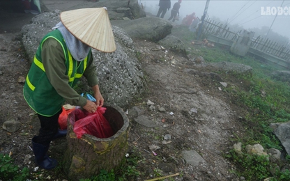 275.000 đồng/ngày "cõng rác" từ đỉnh chùa Đồng, Yên Tử xuống núi