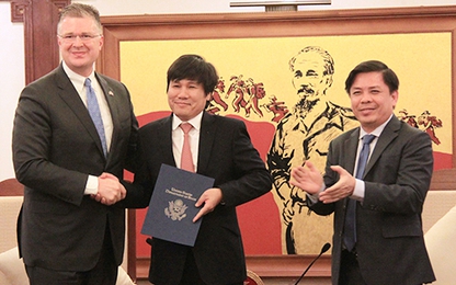 Đại sứ Mỹ trao chứng chỉ giám sát an toàn cho hàng không Việt Nam
