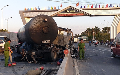 Xe bồn chở gas bốc cháy trước cổng chào tỉnh Tây Ninh