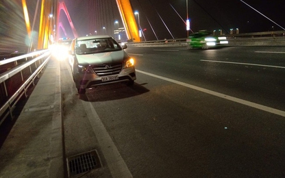 Một người đàn ông đi bộ trên cầu Nhật Tân bị ôtô tông nguy kịch