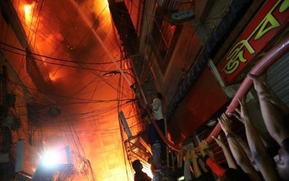 Không chạy được do kẹt xe, 45 người chết thảm trong đám cháy