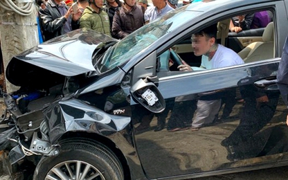 Thanh niên nghi ngáo đá lái ôtô tông hàng loạt xe ở Đà Lạt