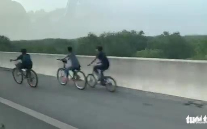 3 thiếu niên đạp xe lông nhông trên đường cao tốc TP.HCM-Long Thành-Dầu Giây