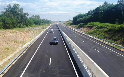 Xe chở heo trên cao tốc Đà Nẵng-Quảng Ngãi phải đi sang quốc lộ 1