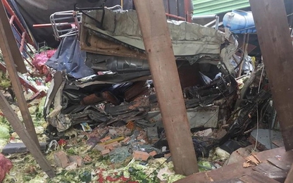 Xe tải tông sập hàng loạt nhà ở Đồng Nai, 2 người tử vong