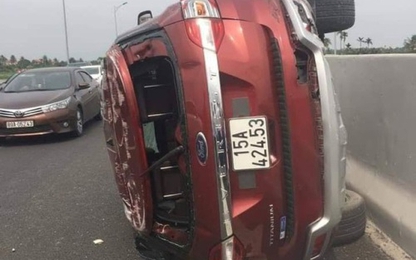 Ôtô lật nhào trên cao tốc, một người chết