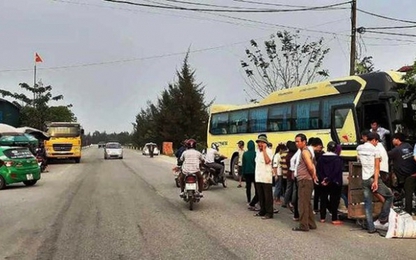 Hàng chục em học sinh hoảng loạn khi xe chở đoàn tham quan gây TNGT