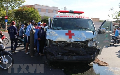 Xe cứu thương đâm ô tô bán tải khiến 3 người bị thương