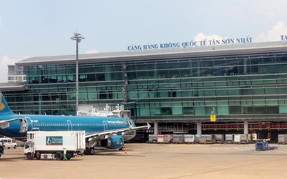 Thanh niên ‘thoát y’ đột nhập vào sân bay quốc tế Tân Sơn Nhất