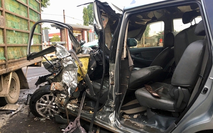 Ôtô 7 chỗ đụng xe tải, 4 người bị thương nặng