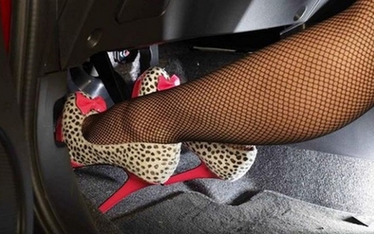 Có nên cấm phụ nữ lái ô tô khi đi giày cao gót?