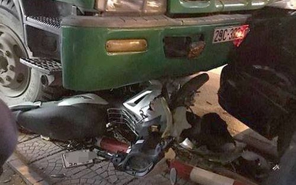 Ô tô chở rác tông xe máy dừng đèn đỏ ở Hà Nội