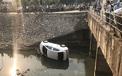 Ba người thoát nạn khi ôtô lao xuống mương nước ở Hà Nội