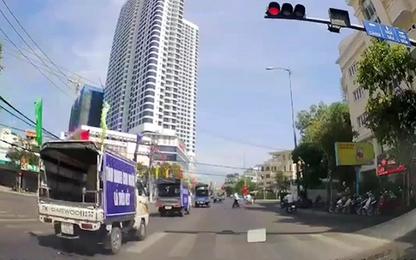 Đoàn xe tuyên truyền an toàn giao thông vượt đèn đỏ ở Nha Trang