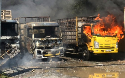 Ba ôtô tải cháy rụi trong xưởng phế liệu