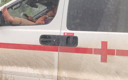 Thót tim với tài xế xe cứu thương lái xe gác chân lên cửa sổ