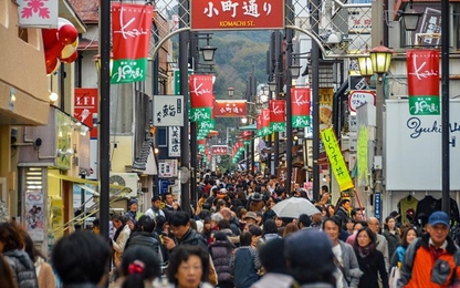 Thành phố của Nhật Bản yêu cầu du khách không được ăn khi đi bộ