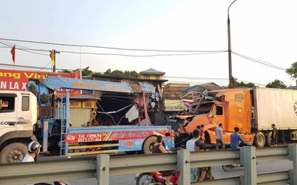 Nam Định: Xe container mất lái tông vào 4 nhà dân