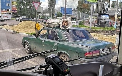 Chỉ có ở Nga:Xác chết được để lên nóc xe hơi chở đi khắp phố