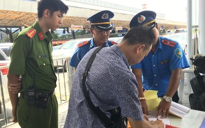 Phạt xe hợp đồng không gắn phù hiệu chở khách vào Tân Sơn Nhất