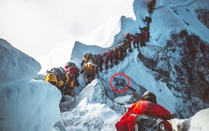 Bức ảnh mới về đỉnh núi Everest khiến nhiều người chết lặng