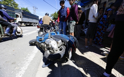 Xe ô tô húc liên hoàn 3 xe máy trên đường phố Đà Lạt