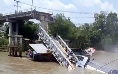 Cầu ở Đồng Tháp bị sập, xe tải rơi xuống kênh