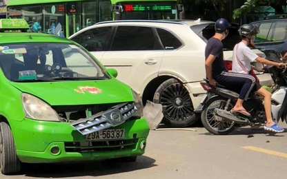 Hà Nội: Va chạm giao thông với xe taxi, siêu xe Bentley Bentayga hỏng bánh