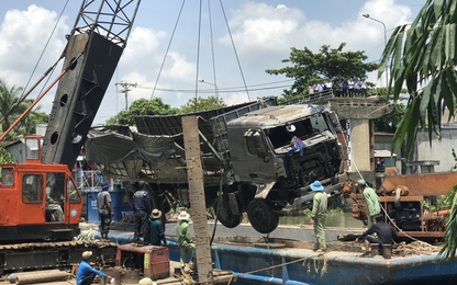 Trục vớt xong xe tải, dự kiến ngày 7/6 sửa xong cầu Tân Nghĩa