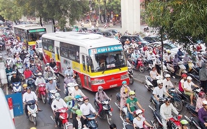 Hà Nội tổ chức lại giao thông tại 5 "điểm đen" ùn tắc