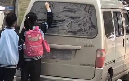 Cô bé tiểu học vẽ bức tranh sơn thủy trên kính xe gây sốt MXH
