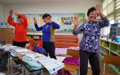 Những cụ bà 70 tuổi mới bắt đầu đi học vỡ lòng ở Hàn Quốc