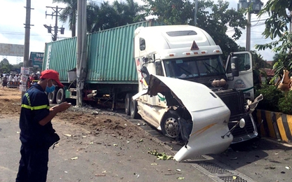 Container nổ lốp tông bẹp dúm ô tô 4 chỗ, 3 người tử vong