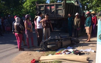 Mẹ tử vong, 2 con thương nặng sau va chạm xe máy với xe tải