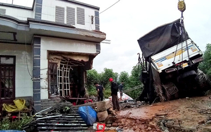Ô tô tải tông sập nhà dân ở Lâm Đồng