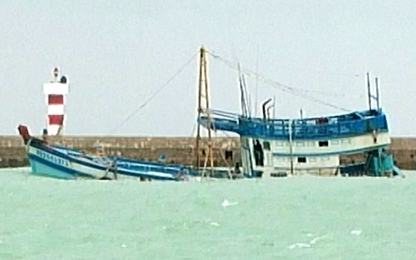 Sóng đánh chìm tàu chở gần 50.000 lít dầu ở đảo Phú Quý