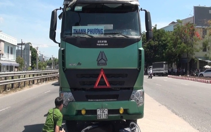 Xe tải cuốn vào gầm, nữ sinh tử vong tại chỗ