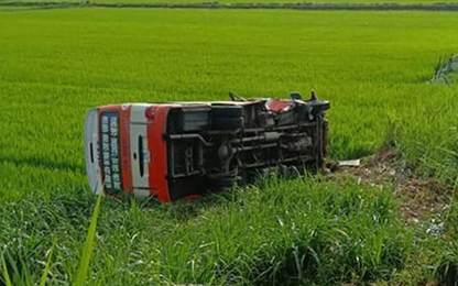 Xe buýt lao xuống ruộng, một hành khách thiệt mạng